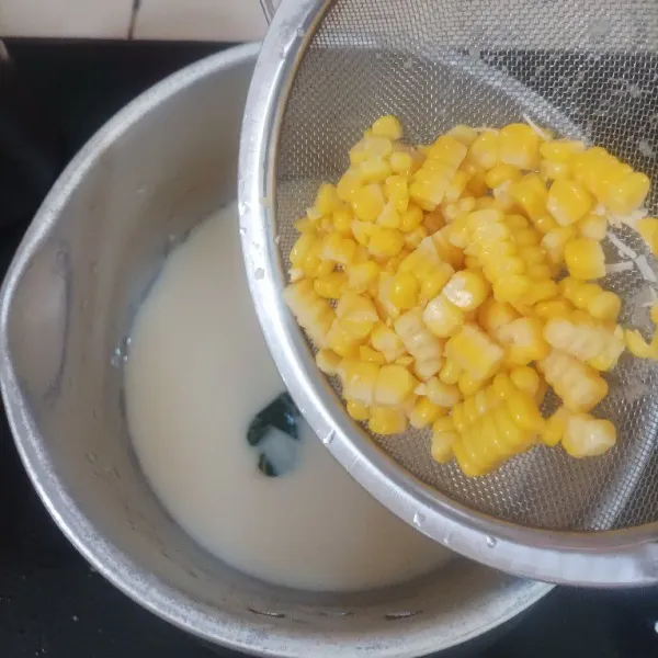 Masukkan jagung rebus masak hingga meletup-letup.