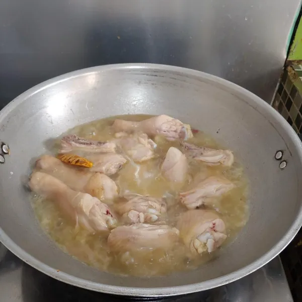 Setelah mendidih masukkan ayam, masak ayam sampai matang dan berubah warna, beri garam, gula dan kaldu bubuk.