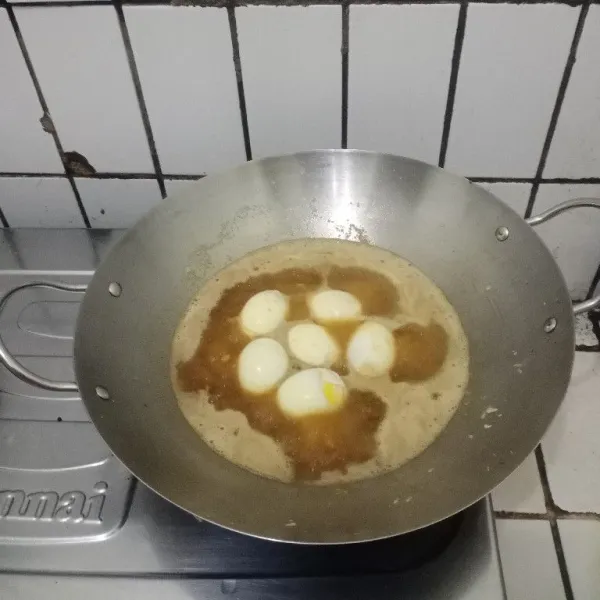 Masukan telur, masak sampai telur kecoklatan & kuah mengental.