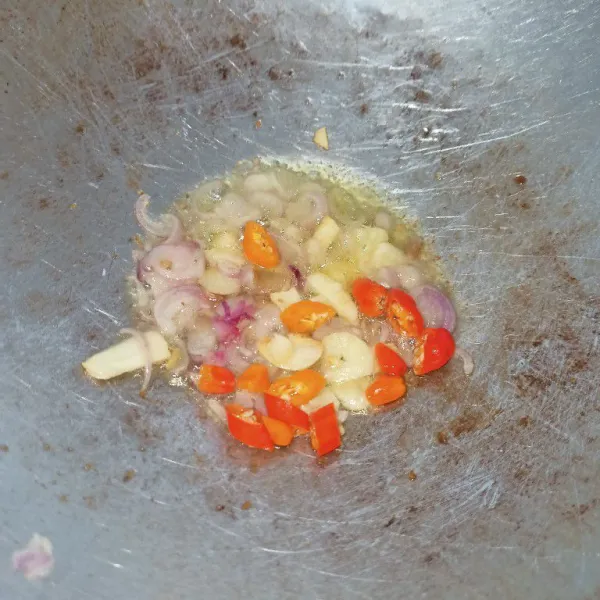 Tumis bawang putih dan bawang merah sampai harum. Kemudian masukkan cabe rawit.