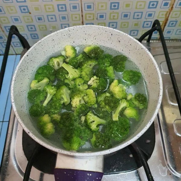 Rebus brokoli sampai kematangan 80%, Sisihkan.