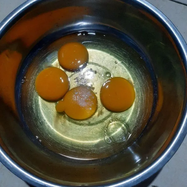 Dalam baskom masukkan telur dan vanili, aduk hingga tercampur rata.