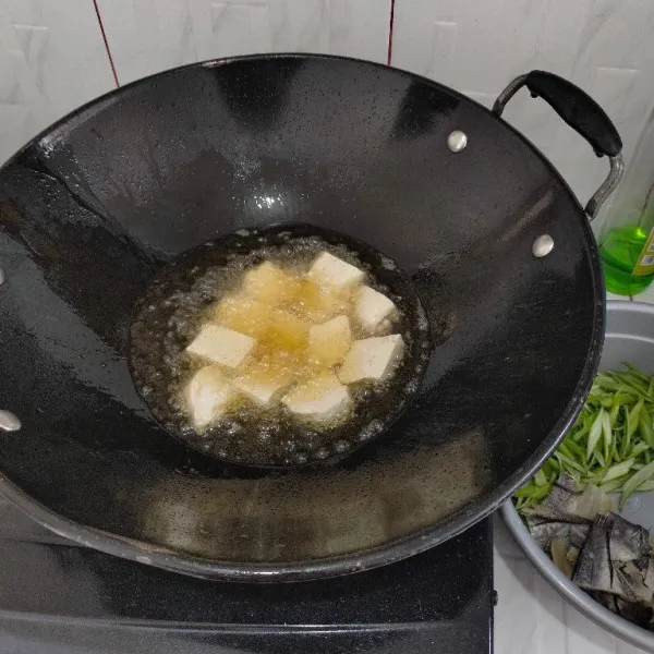 Goreng tahu hingga berkulit.