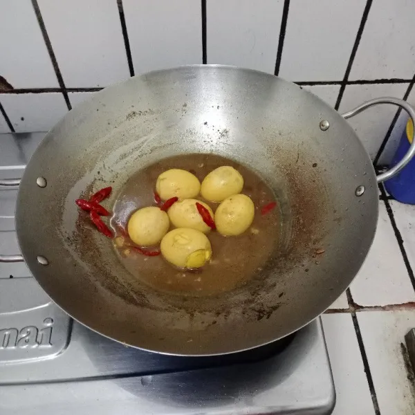 Tambahkan cabe, masak sebentar. Koreksi rasa. Siap dinikmati.