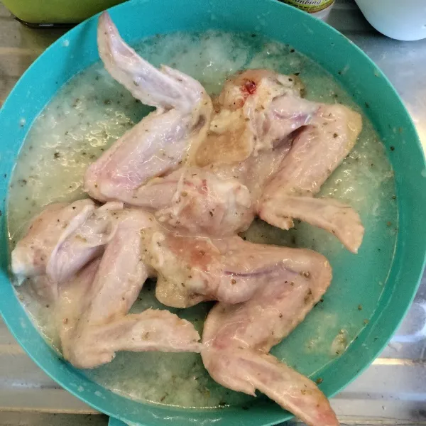 Tambahkan dengan 2 sdm jus bawang, ratakan ke seluruh sayap ayam. Simpan dalam kulkas minimal 3 jam- semalam.