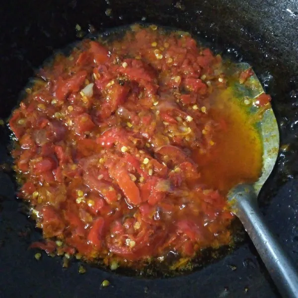 Goreng cabe dengan api kecil, tambahkan air asam jawa. Tambahkan garam dan gula. Masak hingga matang.