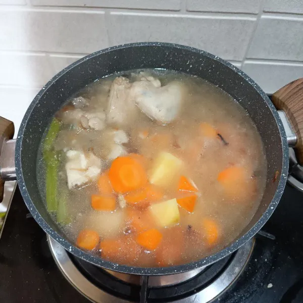 Masukkan kentang, wortel, aduk rata. Beri kaldu bubuk. Aduk. Koreksi rasa. Masak hingga sayuran 1/2 matang atau kurang dari 5 menit.