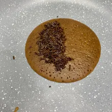 Beri topping messes atau selai coklat.