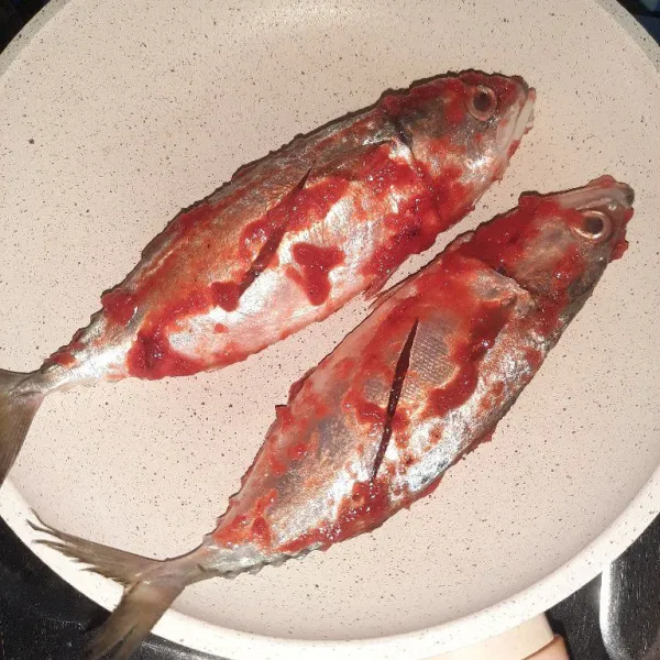 Oles teflon dengan minyak goreng lalu panggang ikan hingga matang, sambil dibolak-balik.