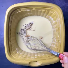 Tambahkan pasta coklat, lalu aduk rata. Saring adonan agar halus dan tidak bergerindil.