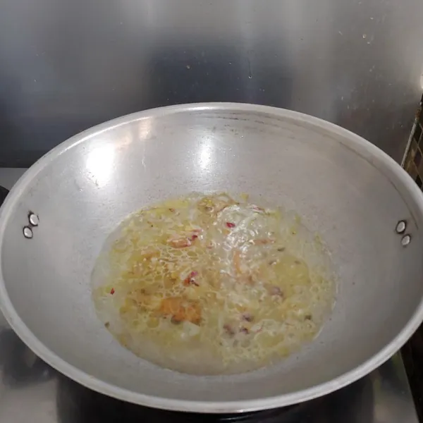 Tumis bawang merah, bawang putih dan kunyit sampai harum lalu beri air secukupnya, masak sampai mendidih.