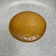 Panaskan teflon, lalu tuangkan 1 sendok sayur adonan.