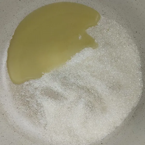 Di dalam panci masukkan gula, garam, bubuk agar, kemudian tambahkan krimer kental manis.