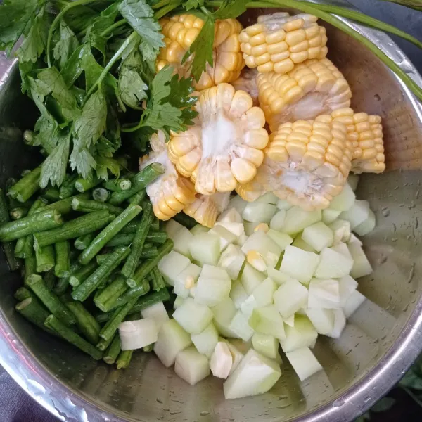 Siapkan sayuran cuci bersih dan potong-potong.