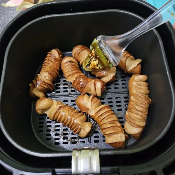 Jika sudah hampir matang, keluarkan dari air fryer kemudian oles dengan sisa bahan saos. Panggang kembali hingga set.