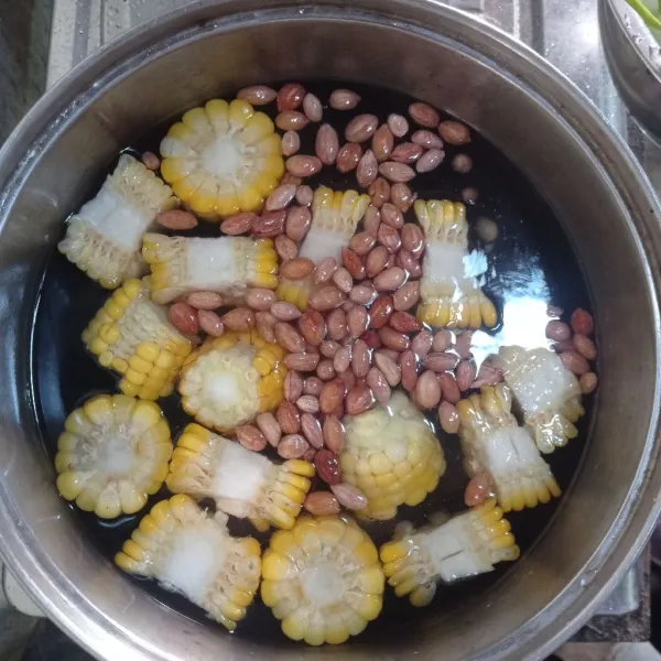 Didihkan air lalu masukkan jagung manis dan kacang tanah rebus hingga matang.