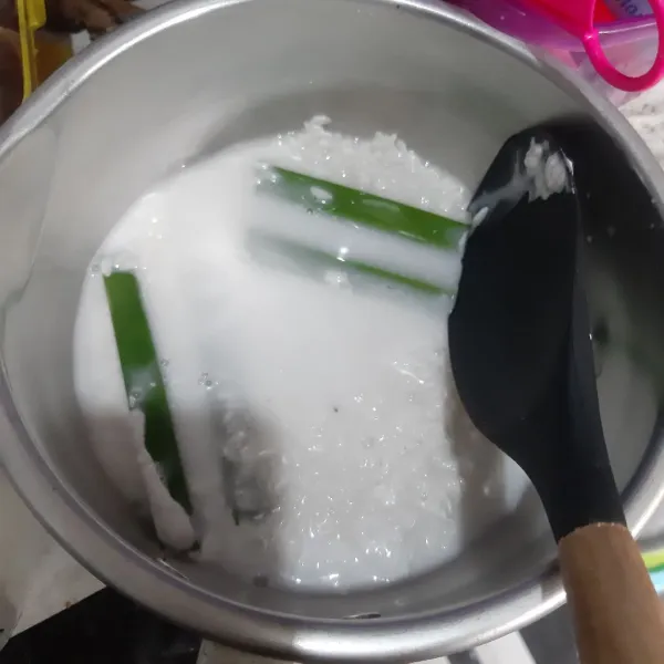 Campur beras ketan, air, santan, daun pandan dan garam. Aron hingga air menyusut.