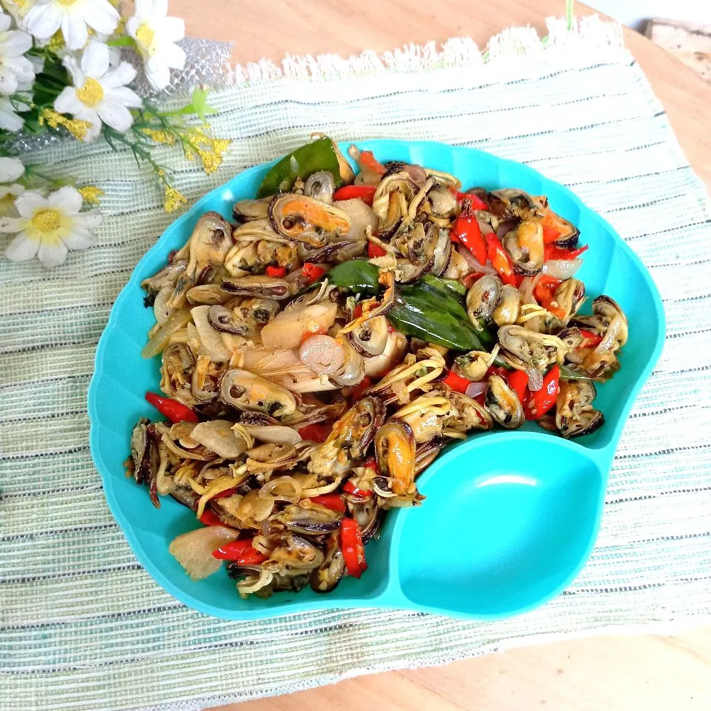 Tumis kerang kupas pedas manis yang siap disajikan dengan nasi putih