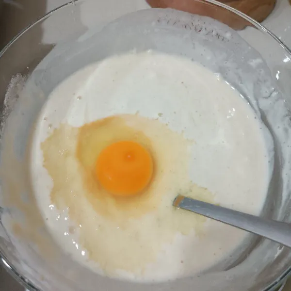 Selanjutnya masukkan telur. Kocok dengan whisk saja sampai tidak ada yang bergerindil.
