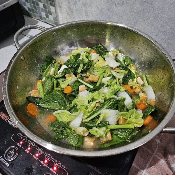 Masak hingga semua bahan empuk dan bumbu meresap. Koreksi rasanya kemudian matikan api.