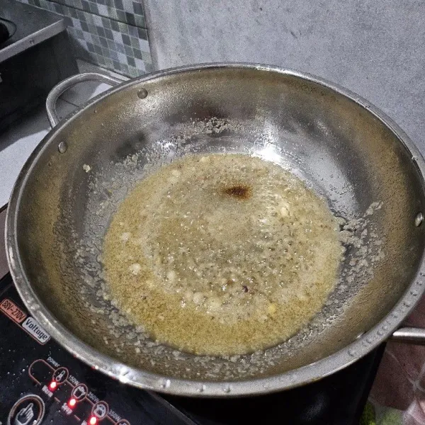 Tumis bumbu halus hingga wangi.