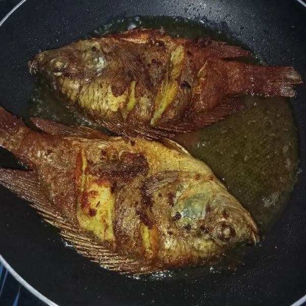 Panaskan minyak lalu masukkan ikan, goreng hingga kering kecokelatan, tiriskan.