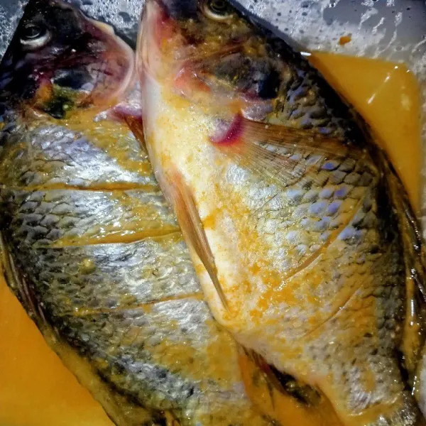 Lumuri ikan dengan bumbu hingga rata lalu diamkan 10 menit.