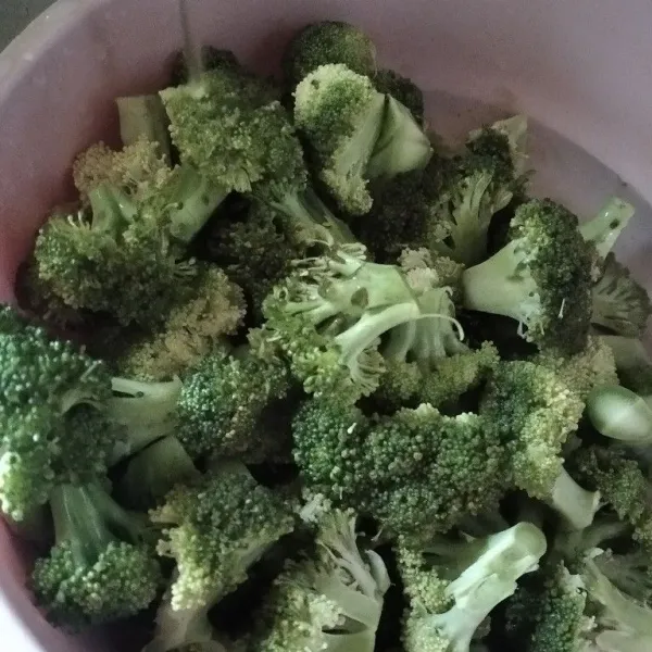 Rendam brokoli dengan air garam beberapa saat. Bilas bersih brokoli di air mengalir.
