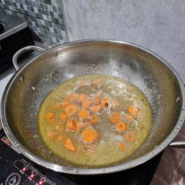 Masukkan wortel, rebus hingga empuk.
