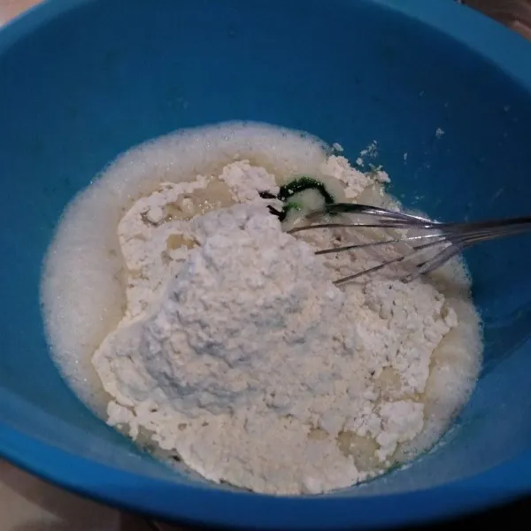 Tuangkan tepung, baking powder, baking soda, pasta pandan, sisa air gula.