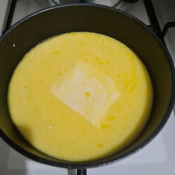Masukkan susu cair ke dalam butter lalu dinginkan.