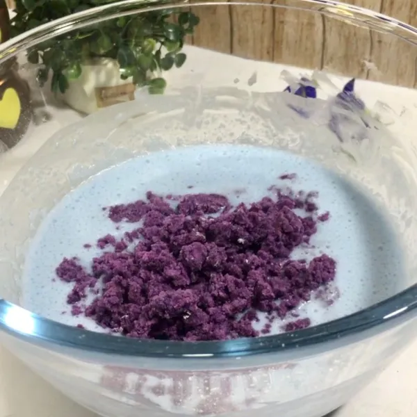 Kukus ubi ungu lalu haluskan kemudian masukkan ke adonan ongol-ongol lalu aduk rata.