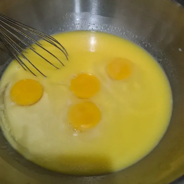 Masukkan telur.