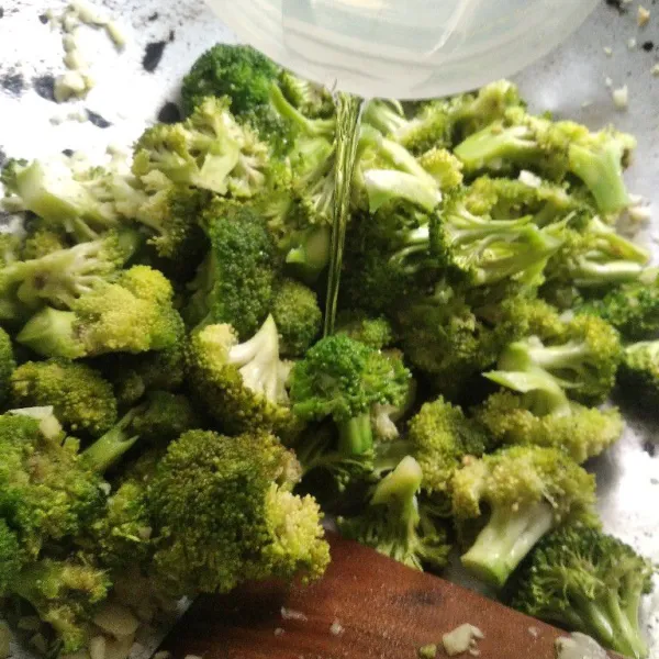 Masukkan brokoli. Tumis hingga setengah matang. Tambahkan air.