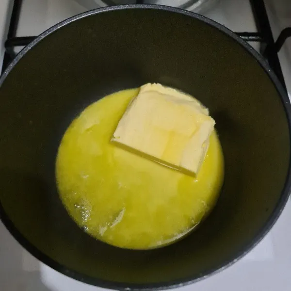 Panaskan oven dengan suhu 175°C. Lelehkan butter.