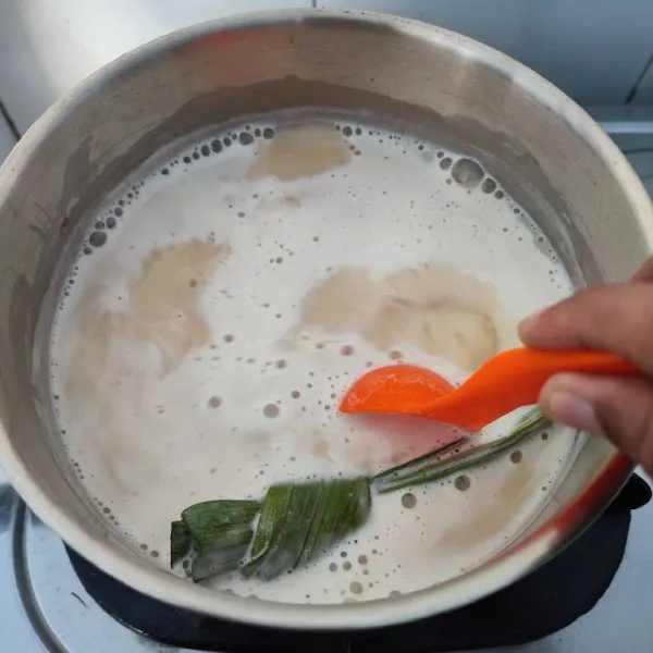 Campur semua bahan kuah santan ke dalam panci. Masak sampai gula larut dan mendidih. Biarkan dingin.