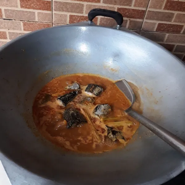 Masukkan tongkol, masak hingga matang, bumbu meresap dan air sisa sedikit.