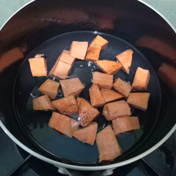 Rebus ubi dengan air hingga mendidih.