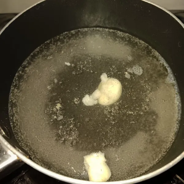 Buat kuah. Rebus air dengan bawang putih sampai mendidih. Bumbui garam, lada dan kaldu bubuk.