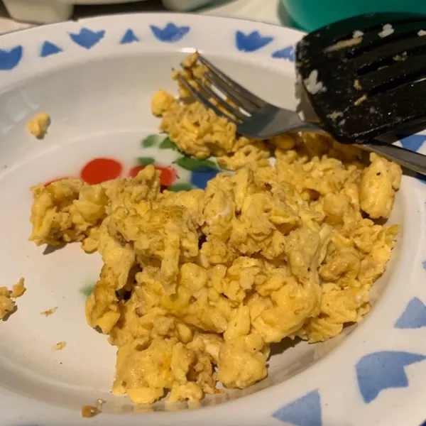 Buat scramble egg. Sisihkan.