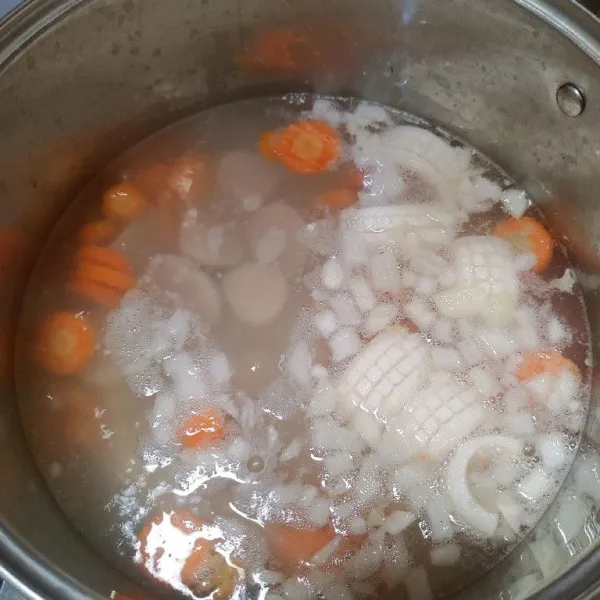 Didihkan air masukan bawang putih dan bawang bombay dan wortel masak sampai wortel empuk lalu masukan bakso ikan dan bakso sapi tunggu sampai mendidih.