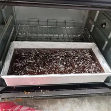 Tuang ke dalam cetakan, taburi dengan keju parut. Panggang selama kurang lebih 50 menit (tergantung oven masing-masing) dengan suhu 180°C.