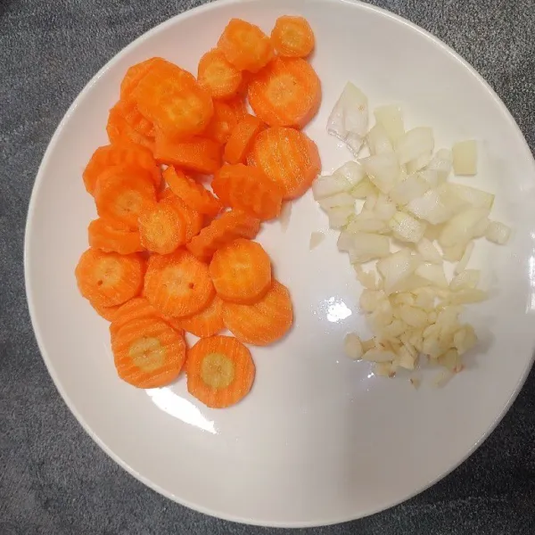 Siapkan wortel yang sudah dipotong-potong, bawang putih dan bawang bombay yang sudah dirajang halus.