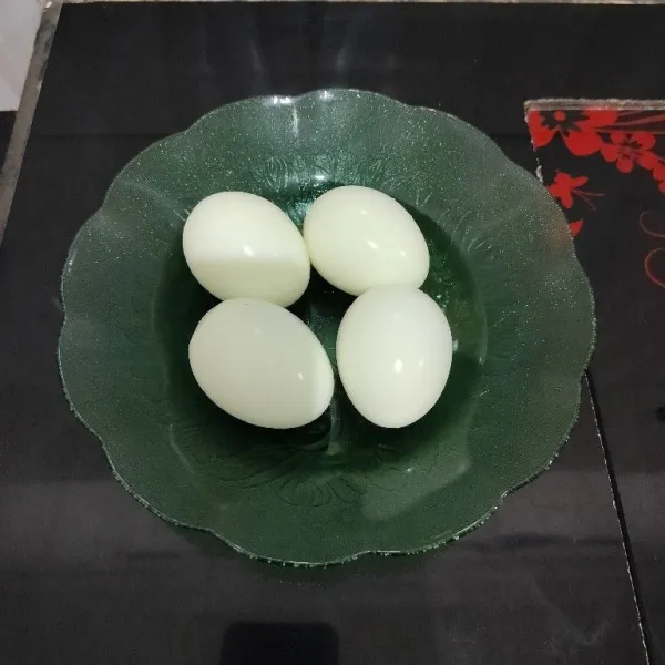 Rebus telur hingga matang,lalu kupas,sisihkan.