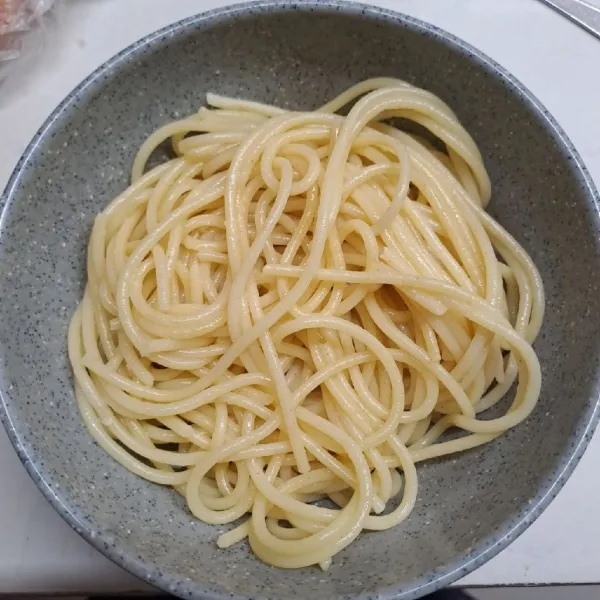 Siapkan mangkok berisi spaghetti rebus. Tuang kuahnya, beri irisan telur rebus. Sajikan hangat.