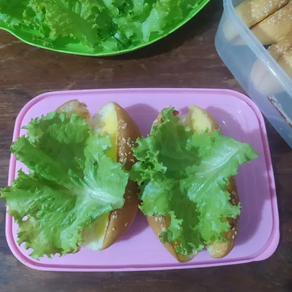 Letakkan daun selada di sela-sela roti.