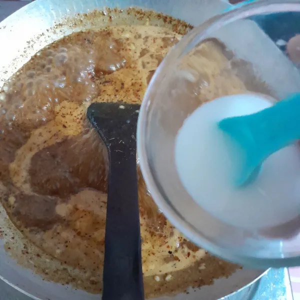 Tuangkan larutan pengental dan masak hingga saus mengental.