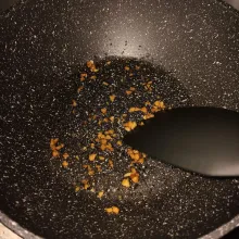 Tumis bawang putih dengan minyak wijen, gunakan api kecil saja.