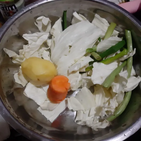 Cuci bersih sayuran lalu potong sesuai selera, potong juga bakso sapinya