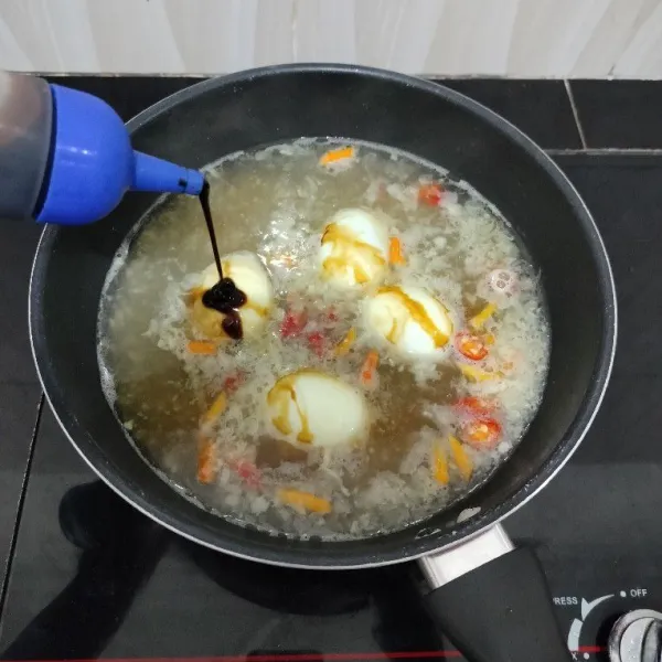 Kemudian masukkan telur rebus,kecap manis,kaldu bubuk,lada bubuk,dan garam. Aduk rata. Masak hingga bumbu meresap.